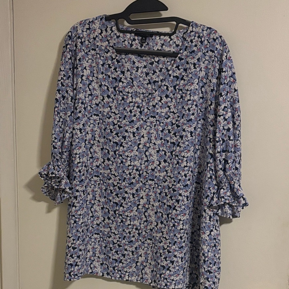 Well Worn Floral V-Neck Top in Light Blue, Navy, White